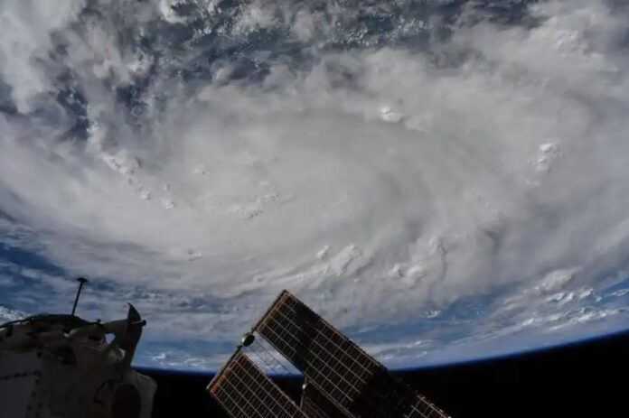 अंतरिक्ष से तूफान की आश्चर्यजनक तस्वीर