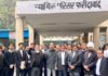 हड़ताल कर वकीलों ने पुलिस प्रशासन के खिलाफ की नारेबाज़ी